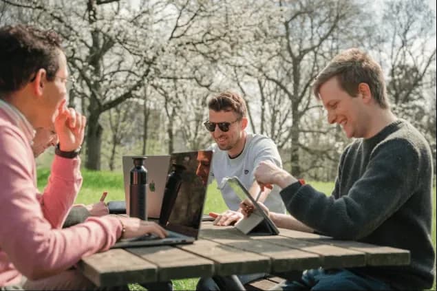 Het Astro team aan de picknicktafel